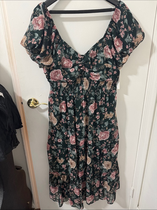 Trixxi Dresses & Skirts - NWT Floral Puff-Sleeve Midi Dress in Dark Green and Pink
